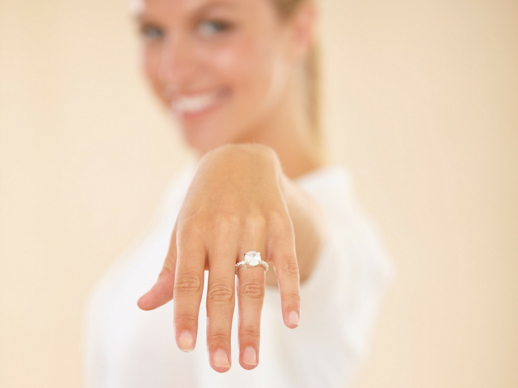 HOW TO KEEP THE DIAMOND RING FRESH AND CLEAN