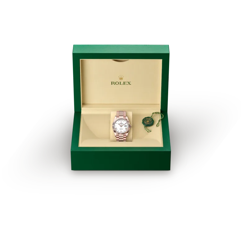 https://www.lugaro.com/wp-content/uploads/rolex-v7/watch_assets/watches_assets_inbox/mobile/m128235-0070_presentation-box.webp