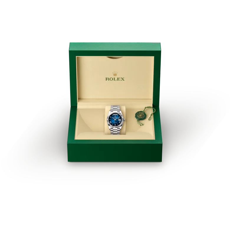 https://www.lugaro.com/wp-content/uploads/rolex-v7/watch_assets/watches_assets_inbox/mobile/m128239-0063_presentation-box.webp