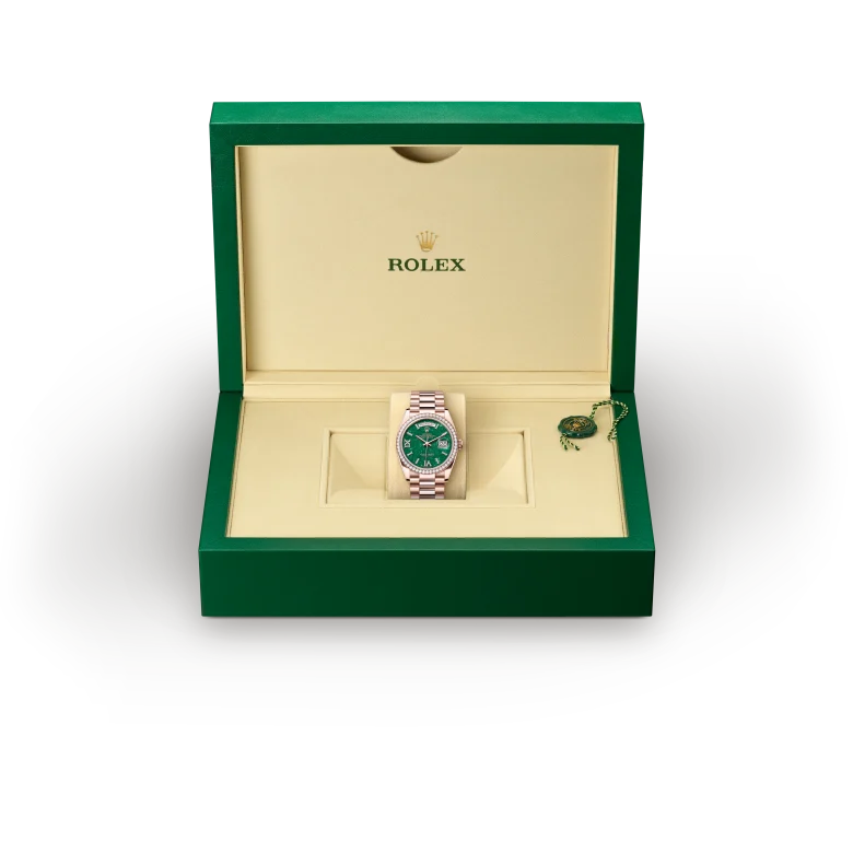 https://www.lugaro.com/wp-content/uploads/rolex-v7/watch_assets/watches_assets_inbox/mobile/m128345rbr-0068_presentation-box.webp