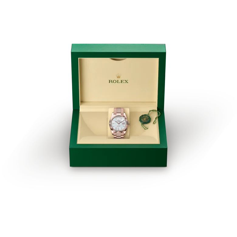 https://www.lugaro.com/wp-content/uploads/rolex-v7/watch_assets/watches_assets_inbox/mobile/m228235-0056_presentation-box.webp